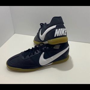Nike Davinho Size 9
